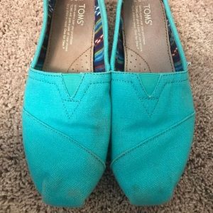 Bright blue Toms
